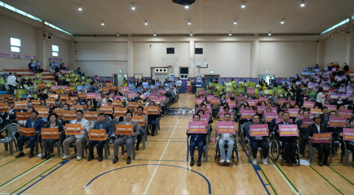 [크기변환]장애인의 날 기념식 행 사장면 (1).jpg