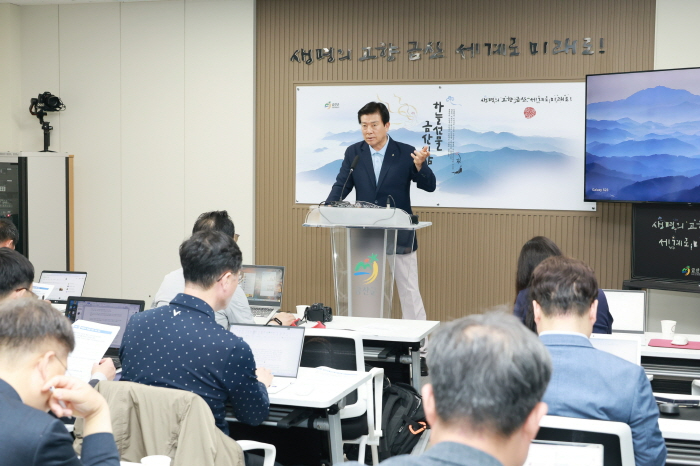 [크기변환]0519 기획예산과 - 박범인 금산군수, 금산세계인삼축제 세계화 도약 한 단계 더 (4).JPG