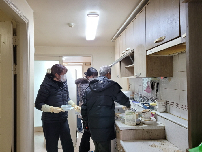 [크기변환]1216 예방관리과 - 금산군치매안심센터  희망의 언덕과 협력해 주거환경 개선.jpg